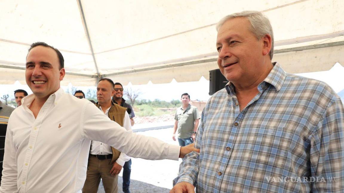 $!El alcalde Chema Fraustro (D) agradece el apoyo al gobernador Manolo Jiménez (I), para impulsar el fortalecimiento de la infraestructura urbana.