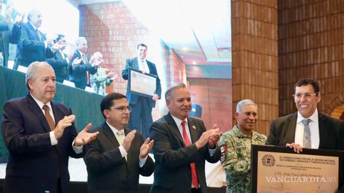 Reconocen a empresarios y comerciantes saltillenses en ceremonia de la Canaco