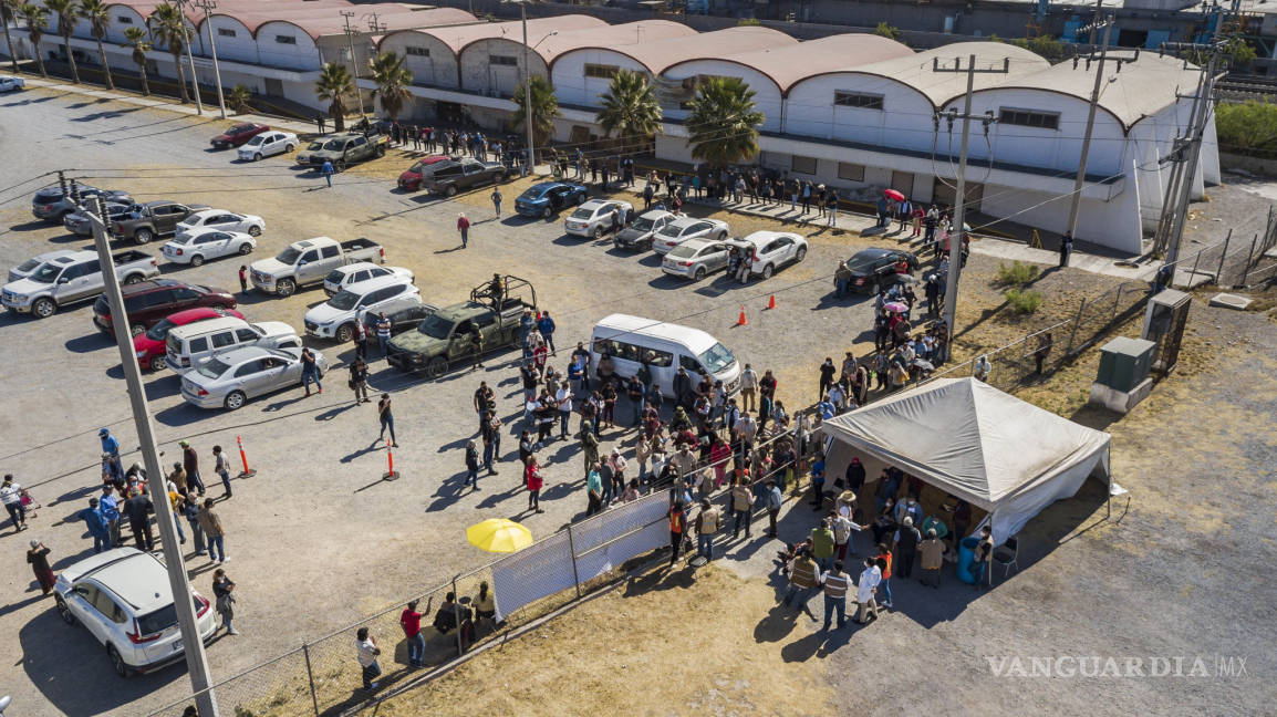 $!Ante desorden en primer día de vacunación en Saltillo, Estado y municipio realizarán acciones de logística externa