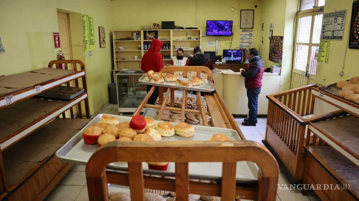 $!En una panadería de la calle Acuña, se confirma la alta demanda invernal con ventas de pan dulce.