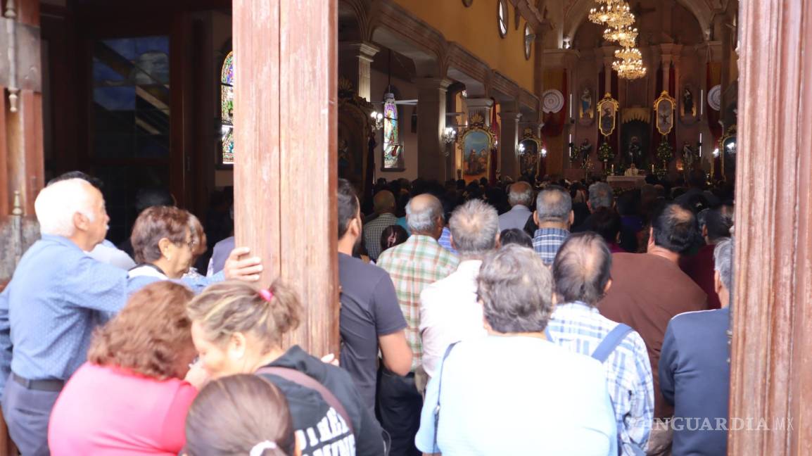 $!La devoción de la comunidad se hizo evidente, con muchos asistentes compartiendo su amor y respeto por el santo, convirtiendo la ceremonia en un evento significativo y lleno de espiritualidad.