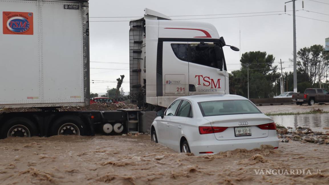 $!El tránsito se vio afectado en varias intersecciones clave debido a problemas con los semáforos.