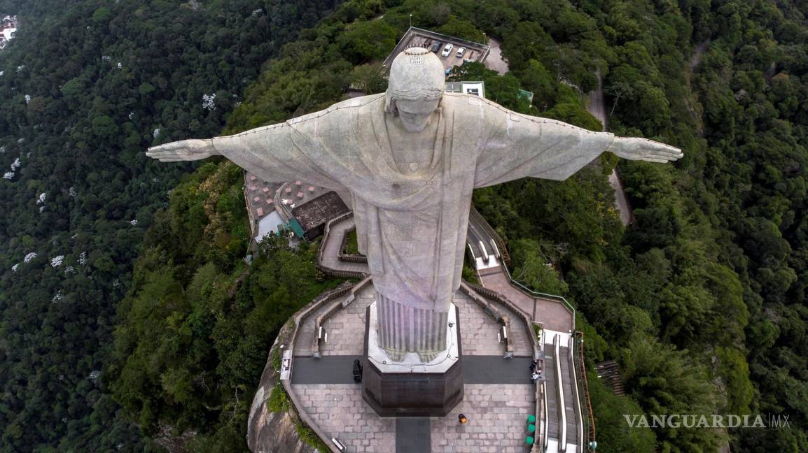 $!Fotografía de archivo fechada el 11 de enero de 2014 y tomada con un dron que muestra la estatua del Cristo Redentor, en Río de Janeiro (Brasil). EFE/Antonio Lacerda
