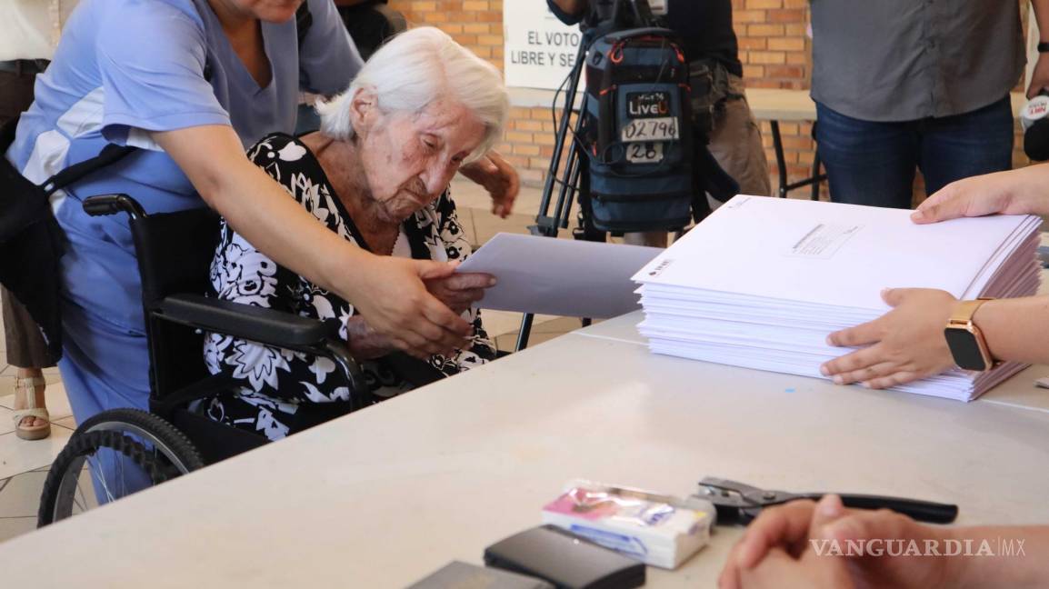 $!El voto les fue recibido por personal directivo de una casilla, similar a las que operarán el próximo 2 de junio.