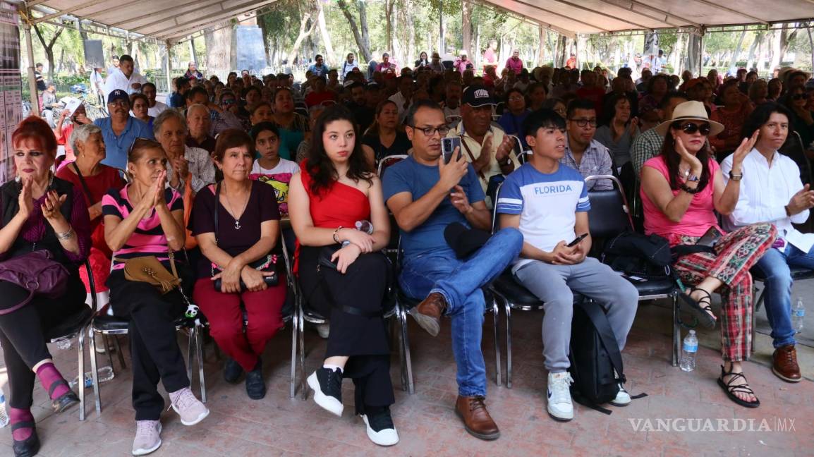 $!Artistas y músicos amenizaron la asamblea informativa, acompañando a los asistentes durante la celebración de la reforma judicial.