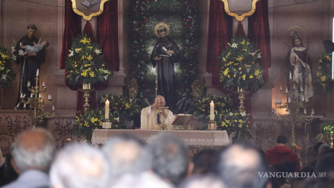 $!Durante la primera misa del día, se compartió un mensaje profundo, instando a los fieles a seguir el ejemplo de humildad y sencillez de San Francisco de Asís.