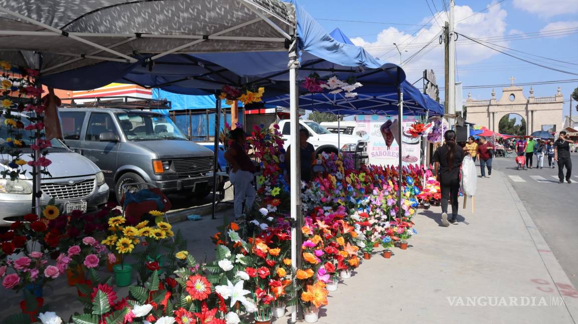 $!Los panteones se llenaron de flores y papel picado en un emotivo tributo a los seres queridos en el Día de Muertos.