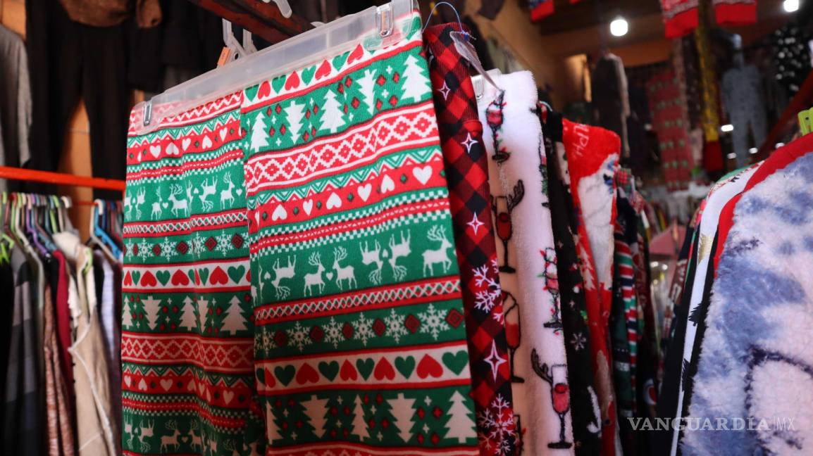 $!Disfraces de Santa, duendes y ángeles exhiben colores festivos mientras aumenta la demanda en la primera quincena de diciembre.