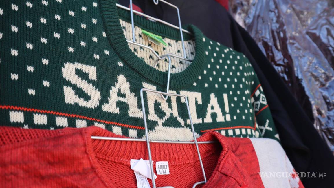 $!La encargada de una tienda de disfraces en Saltillo, Cristina, compartió su experiencia sobre la baja en ventas y la preferencia por trajes infantiles durante diciembre.