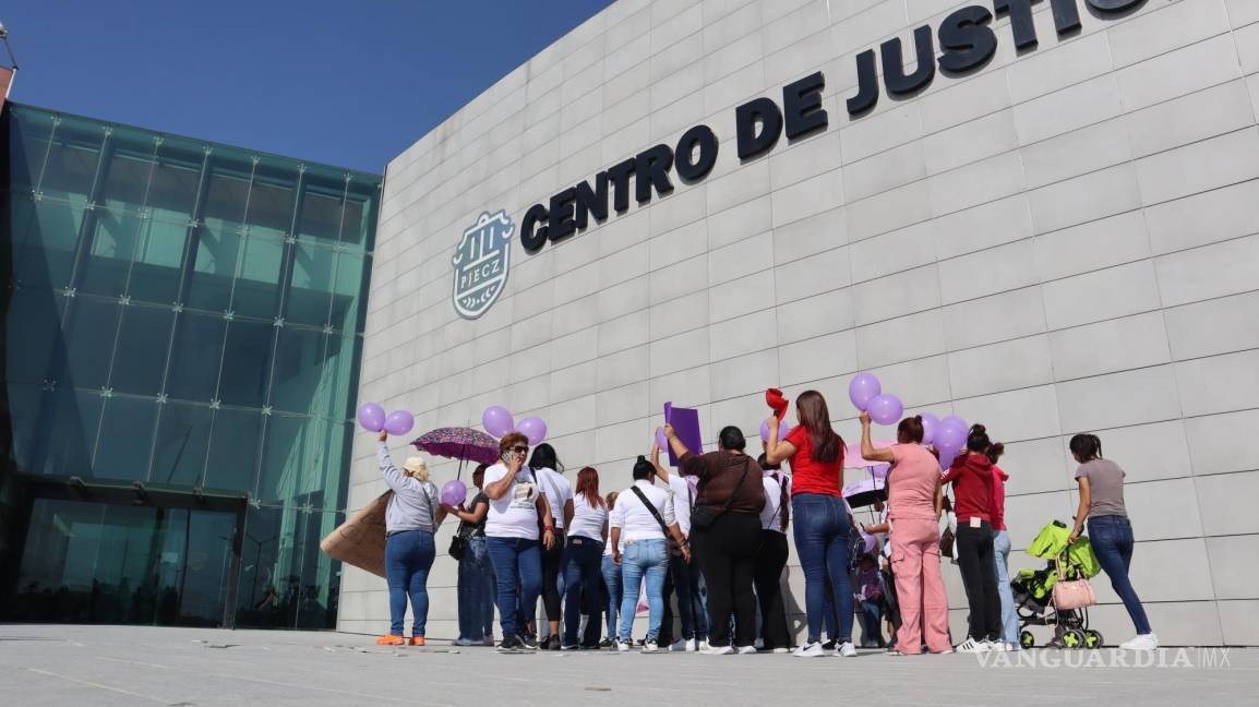 $!Familiares y amigos de Laura Judith se reunieron en el Centro de Justicia Penal de Saltillo para exigir justicia por su muerte.