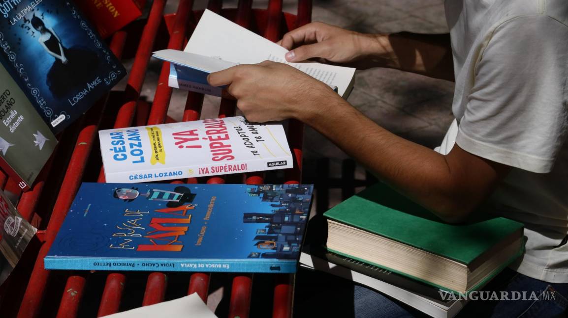 $!Libros de distintos géneros son dejados en la plaza, invitando a los vecinos a llevarse uno para leer.