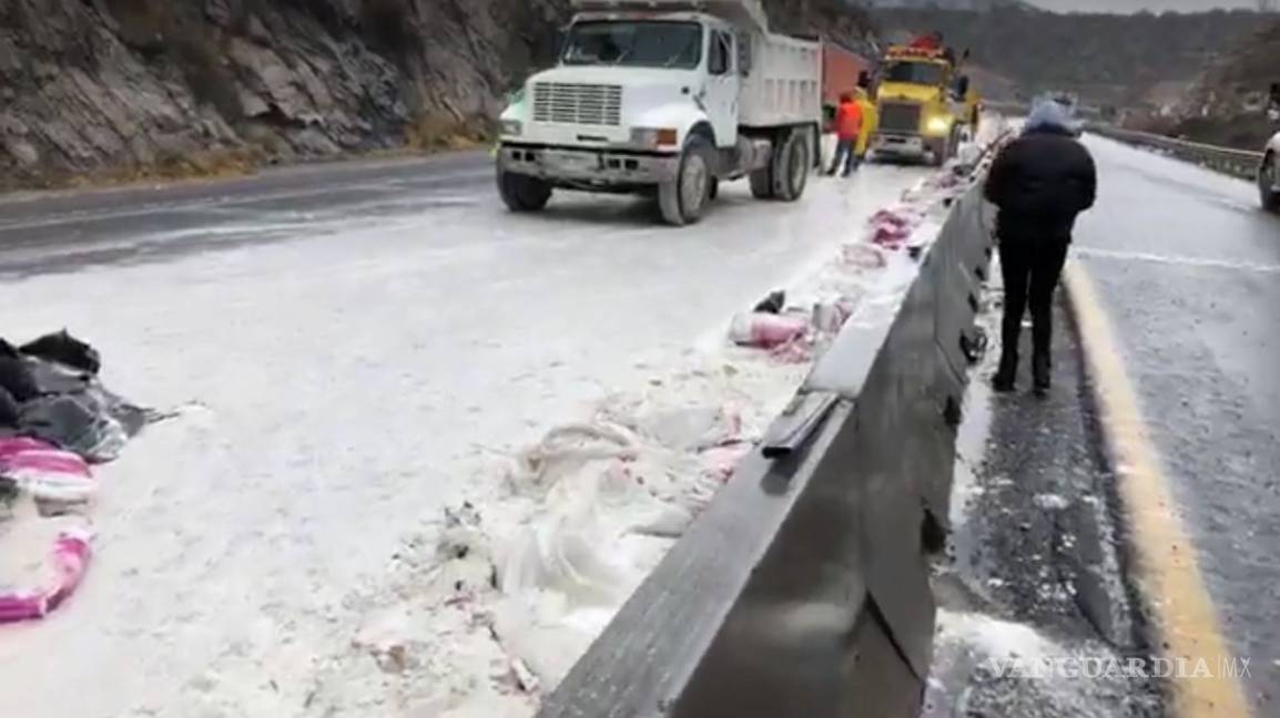 $!Volcadura de tráiler provoca cierre temporal de carretera 57 en Coahuila