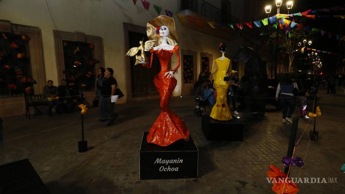 $!Festín de calacas y mariposas en el callejón Santos Rojo conmemora el Día de Muertos.