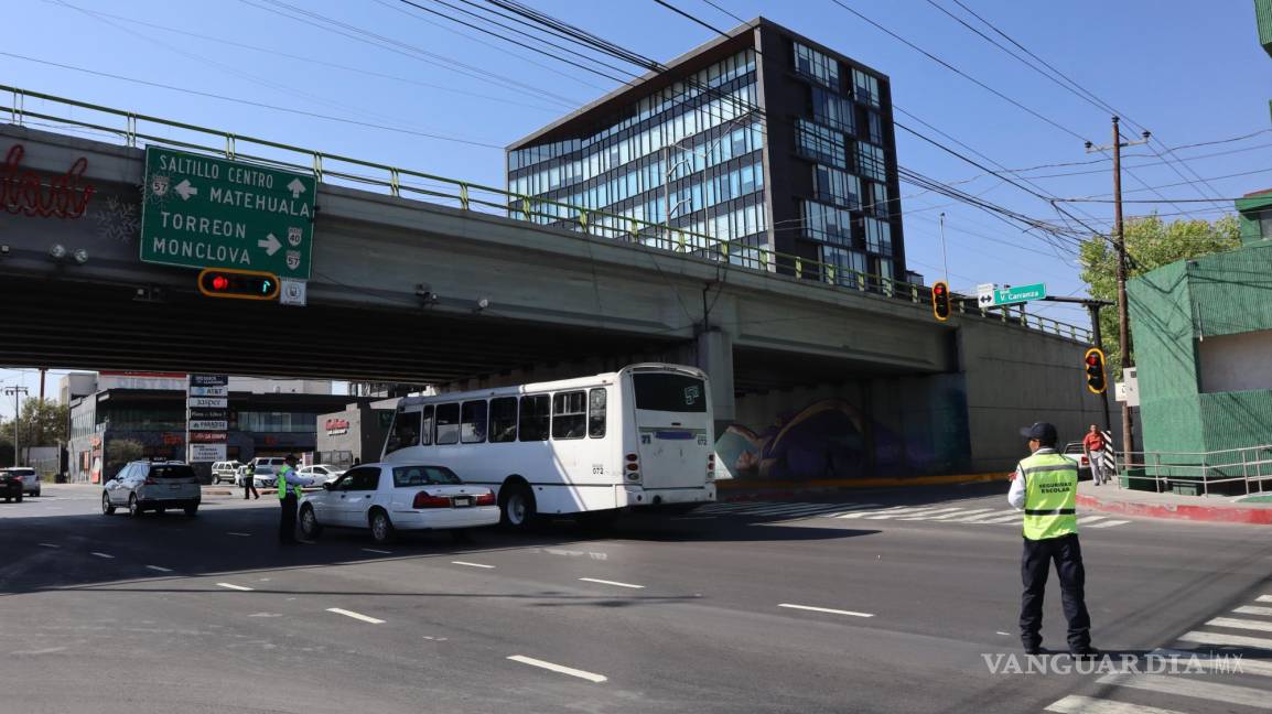 $!Los cambios en la sincronización de semáforos buscan agilizar el tráfico y reducir los tiempos de espera en intersecciones clave de Saltillo, mejorando la movilidad de los conductores.