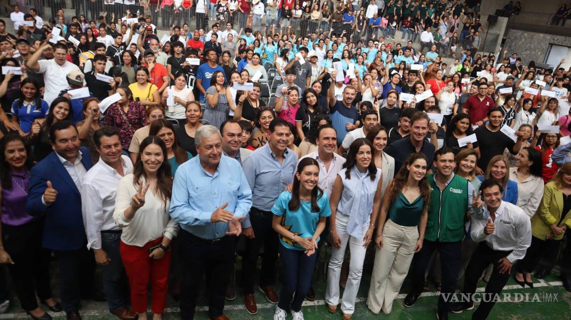 $!Autoridades estatales y municipales acompañaron a los jóvenes en su día.