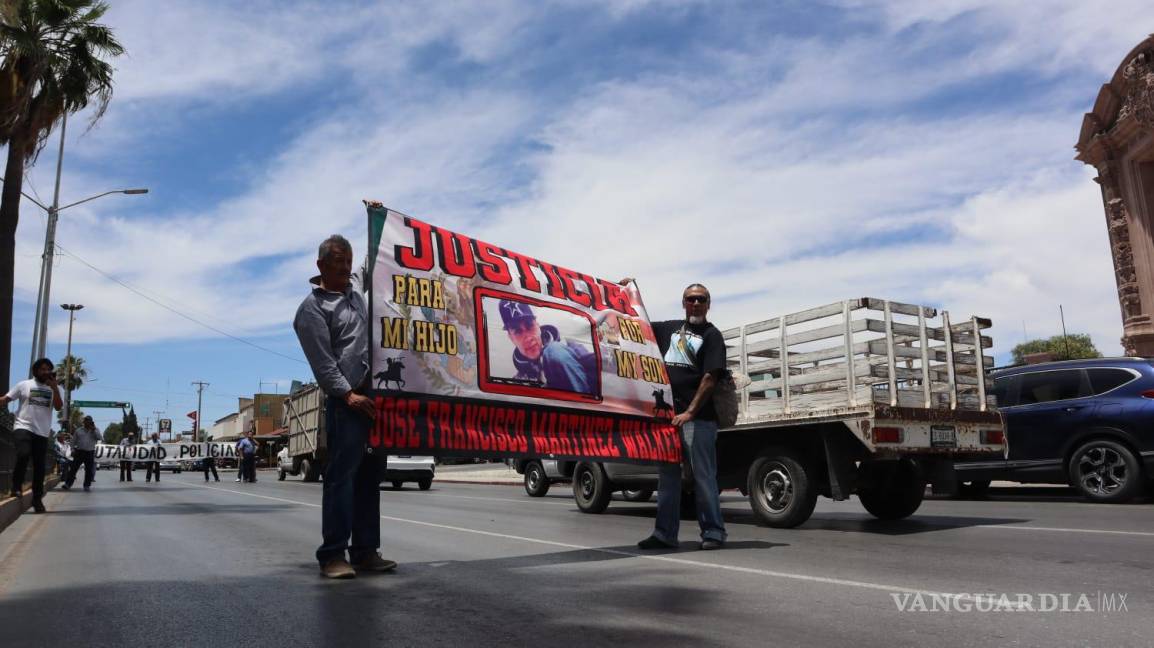 $!Hace un mes, en Saltillo familiares de un par de jóvenes cerró un bulevar exigiendo justicia por dos jóvenes que murieron por presunto abuso policiaco.