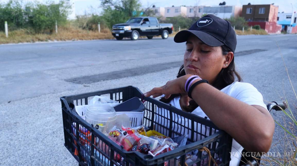 $!La joven madre explica cómo vende productos en la calle, a pesar de los desafíos que enfrenta en su vida cotidiana.