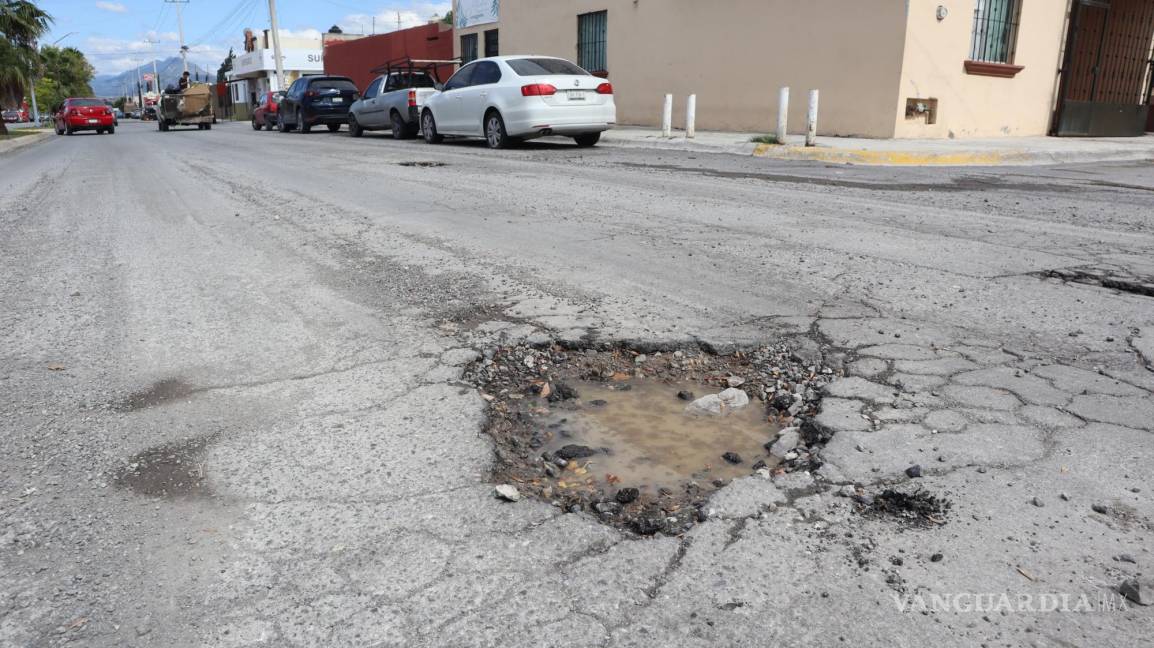 $!Los automovilistas se encuentran con la mala experiencia de caer en un bache.