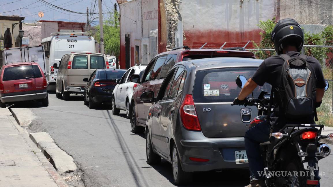 $!Tráfico en la calle Pérez Treviño, una de las alternativas sugeridas para quienes desean ingresar al centro de Saltillo durante las obras en General Cepeda.