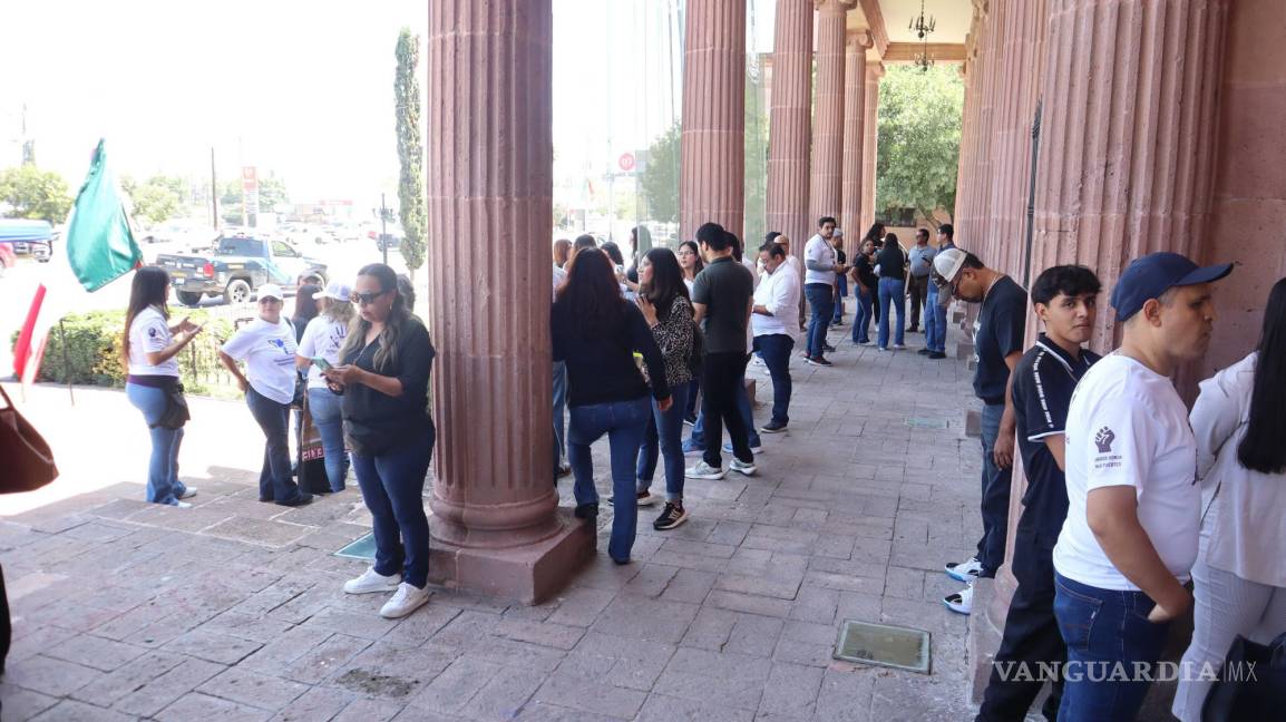 $!El Congreso de Coahuila aplaza la votación de la reforma judicial, mientras las tensiones dentro y fuera del recinto se intensifican.