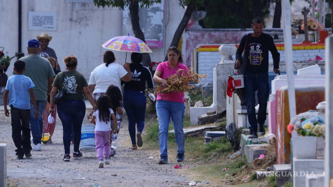 Saltillenses celebran el Día de Todos los Santos; crece la afluencia en los panteones