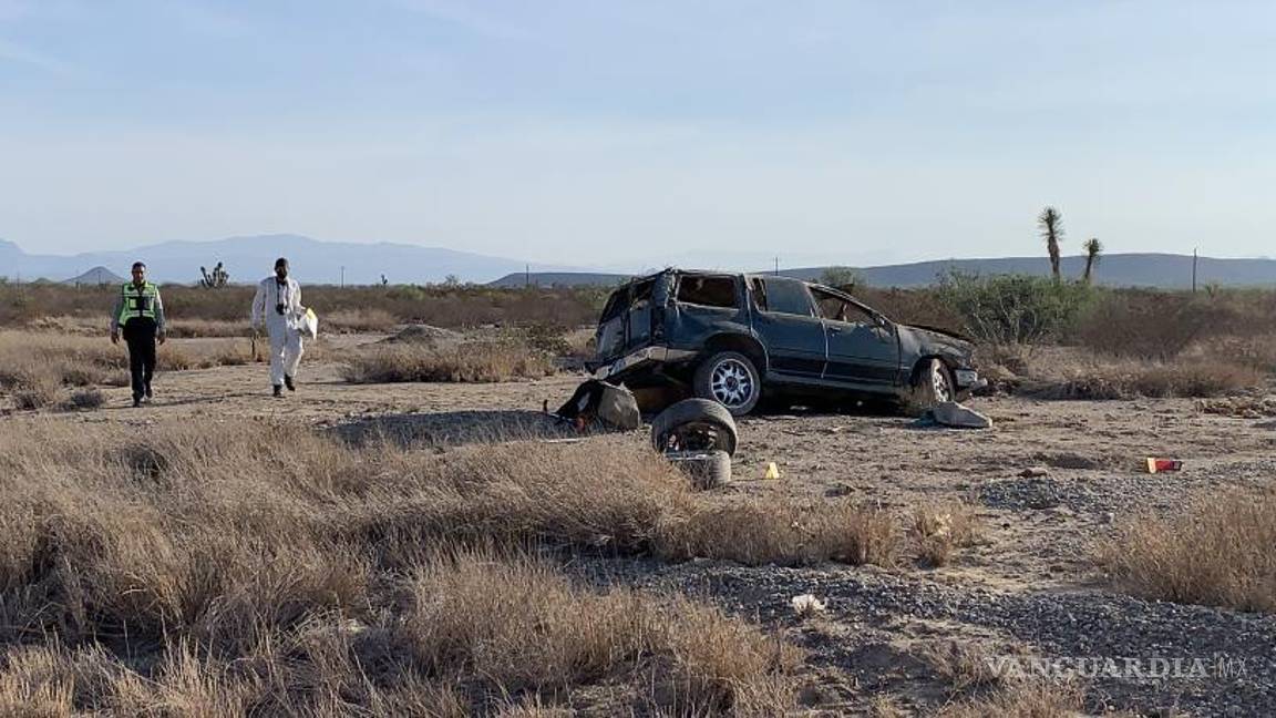 $!Un automovilista con dirección a Monclova se percató de un auto fuera del asfalto.