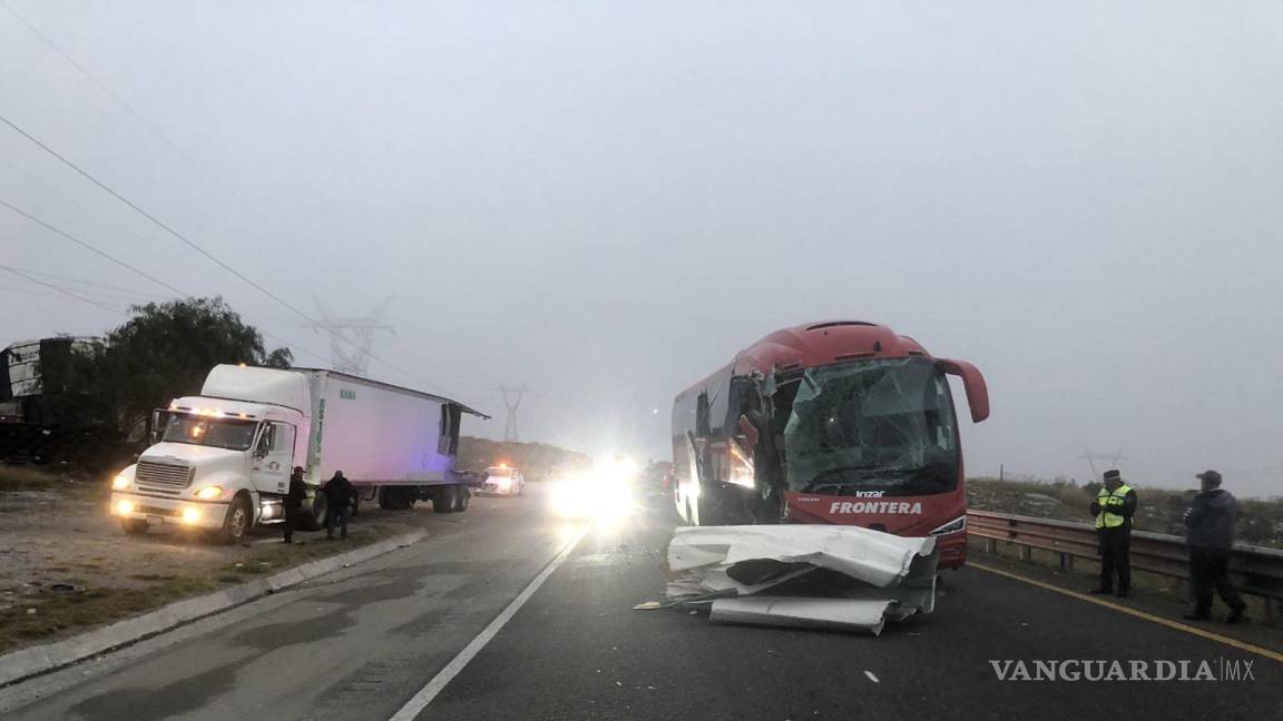 Encontronazo entre autobús y tráiler en la carretera Monterrey-Saltillo deja solo daños materiales