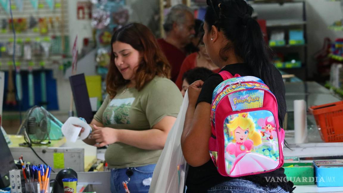 $!Padres y alumnos eligen productos en una tienda local a solo horas del regreso a clases.