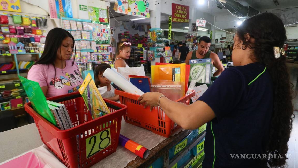 $!Clientes realizan compras de última hora en una papelería local, en vísperas del inicio del ciclo escolar.