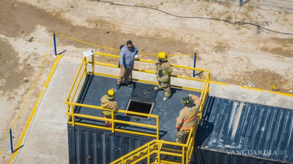 $!Elementos del Cuerpo de Bomberos reciben instrucciones antes de iniciar un simulacro.