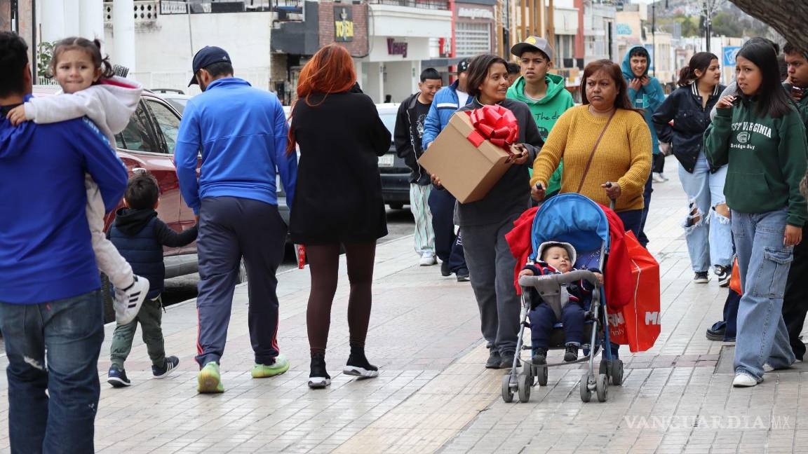 $!Las tiendas de ropa, accesorios y calzado experimentan un aumento en las compras de última hora, con clientes realizando apartados y llevándose productos para las festividades.