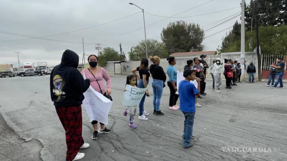 $!Pidieron mantenimiento a la escuela, a una barda que está ya a punto de caer y a una fuga de aguas negras en el interior de la escuela.
