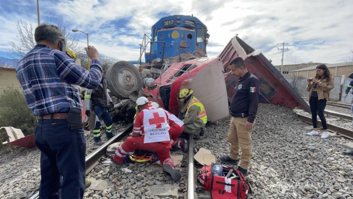 $!Después de inmovilizarlo y brindarle primeros auxilios, Juan Manuel fue trasladado al Hospital General para recibir tratamiento por sus heridas.