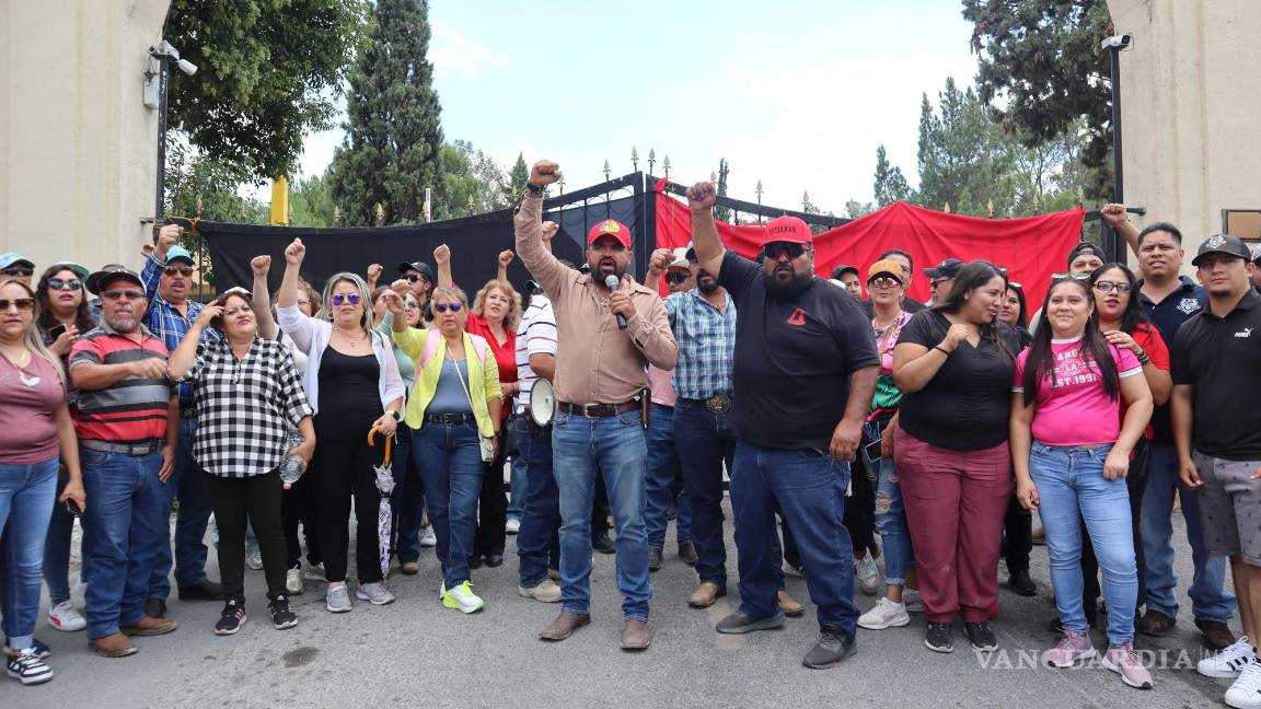 $!Gustavo Lara Sánchez, entonces secretario general del SUTUAAAN, anuncia un acuerdo con la rectoría que incluyó aumentos salariales y un pago único de 4 mil 500 pesos.