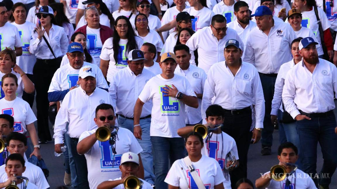 $!El rector Octavio Pimentel acompañó a los alumnos en este desfile.