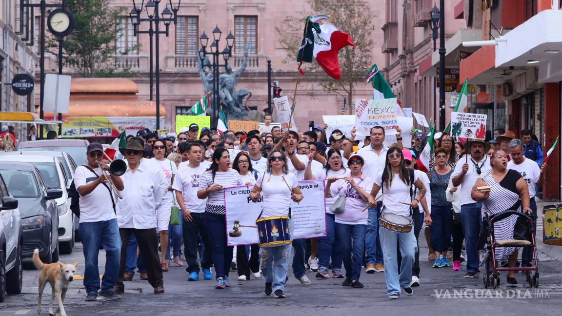 $!A pesar de la lluvia los trabajadores del Poder Judicial se manifestaron en Saltillo.