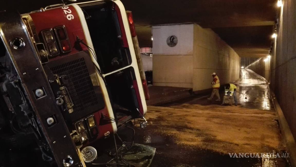 $!Imprudencia provoca volcadura de bomberos en Saltillo