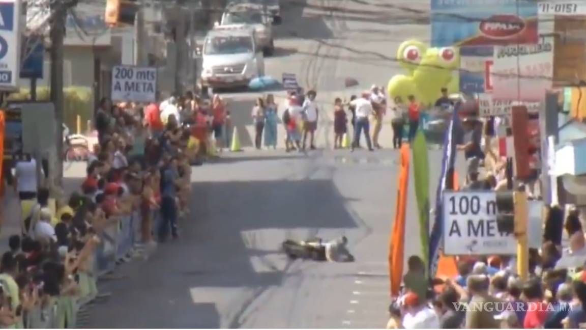 La caída de un ciclista por festejar antes de tiempo en la meta