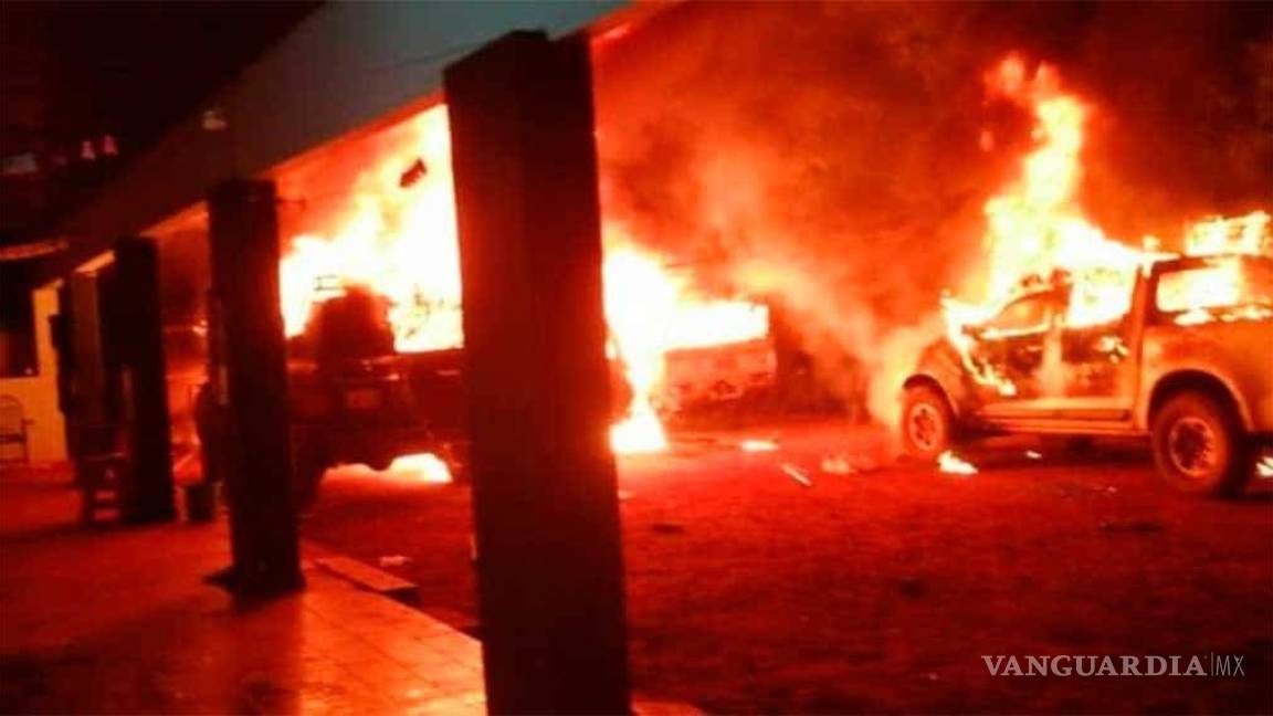 Turba asalta y quema oficinas y vehículos de la policía antidrogas en Bolivia