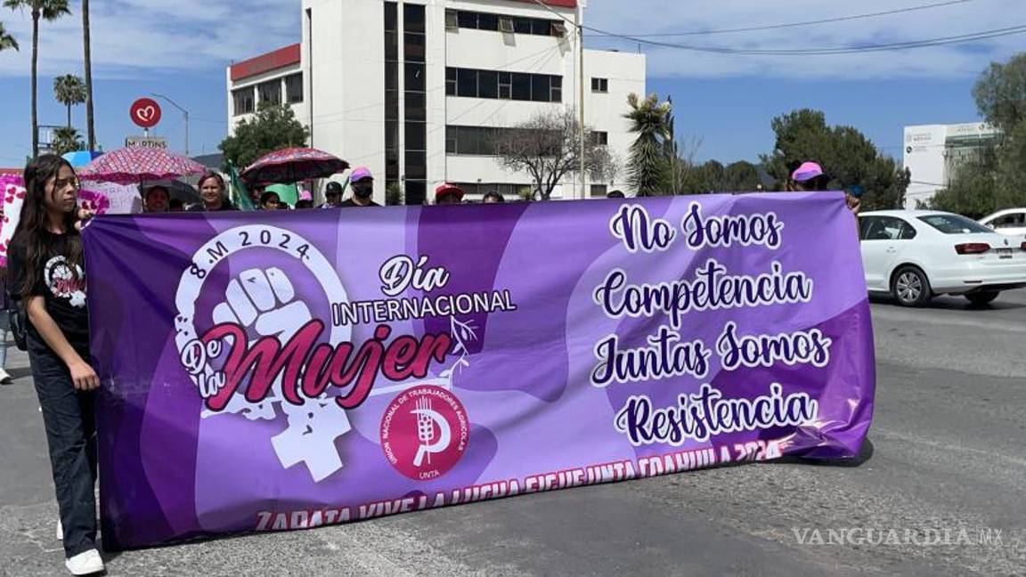 $!Madres e hijos se unieron en la lucha por los derechos de las mujeres durante la manifestación del Día Internacional de la Mujer en el centro de la ciudad.