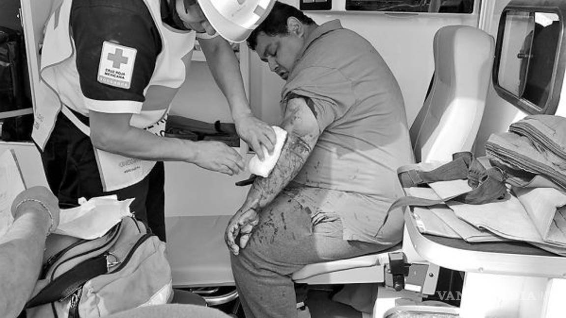 $!Esquiva bache y destroza taxi