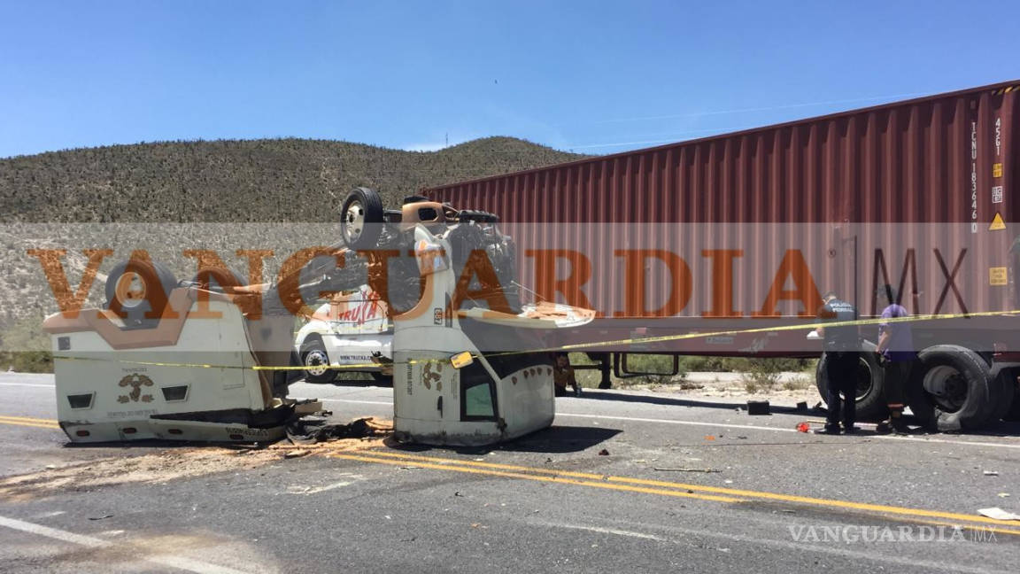 Camión de valores vuelca y queda partido en dos tras accidente en la carretera Saltillo-Zacatecas