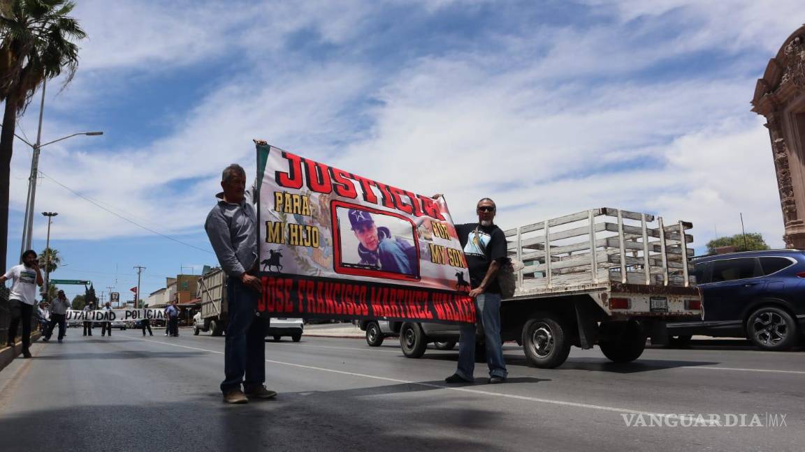$!Hace un mes, en Saltillo familiares de un par de jóvenes cerró un bulevar exigiendo justicia por dos jóvenes que murieron por presunto abuso policiaco.