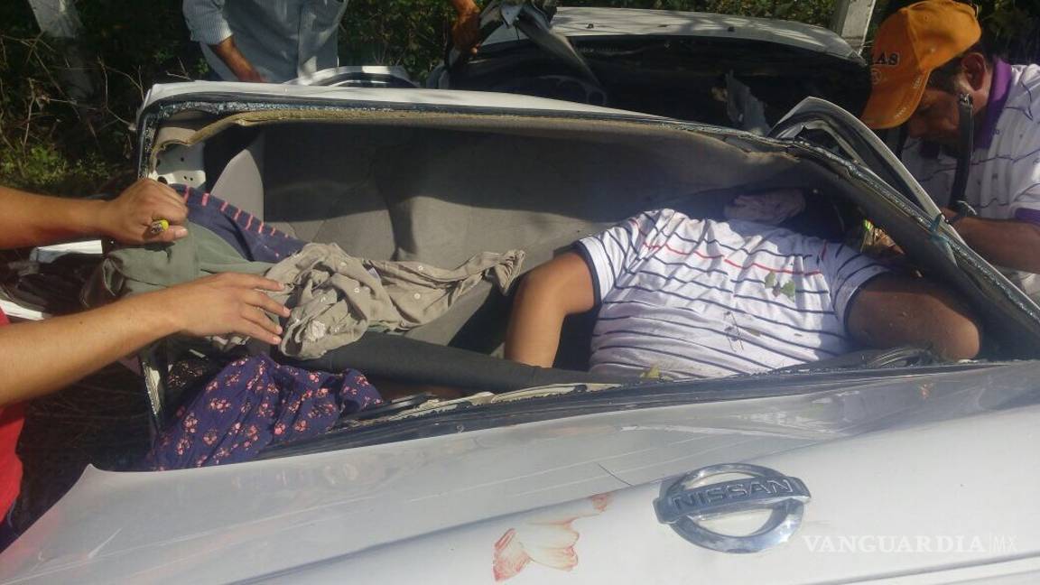 $!Volcadura deja como saldos dos muertos y un herido en la carretera Acuña- Piedras Negras