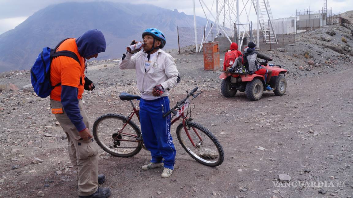 Don Maximiliano se hace viral por quedar en segundo lugar de la carrera más difícil de México, en una bicicleta de 'panadero'