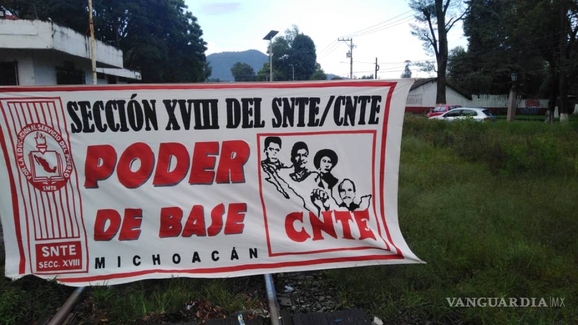La CNTE bloquea vías férreas en Michoacán; exigen plazas y pago atrasado de becas