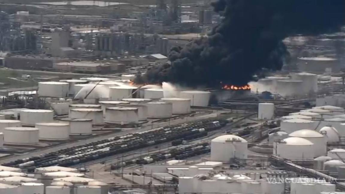 Incendio en planta petroquímica de Texas provoca suspensión de clases y trabajos