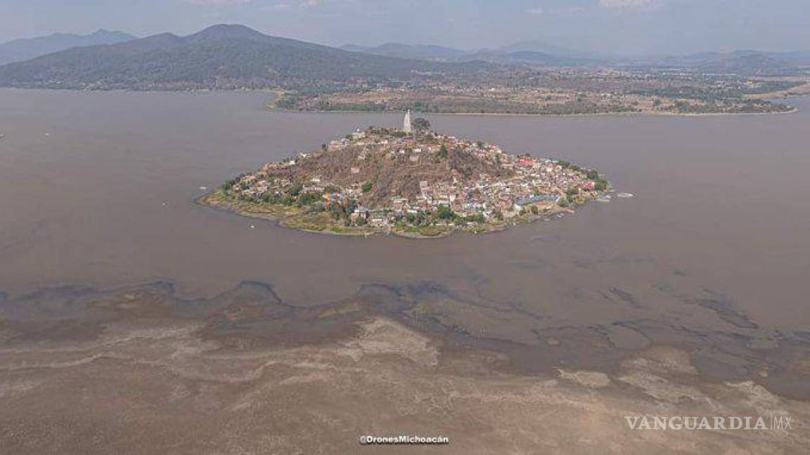‘Agoniza una parte del lago de Pátzcuaro’, advierten comuneros