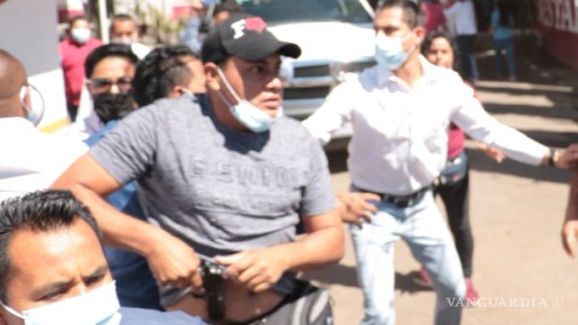 Protestan por vacunas en Oaxaca, presunto guardaespaldas de delegada del Bienestar encañona a alcalde