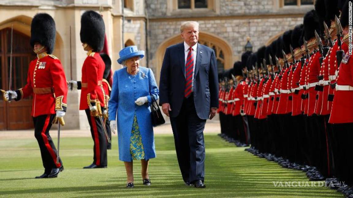 Trump rompe protocolo real en encuentro con la reina Isabel II